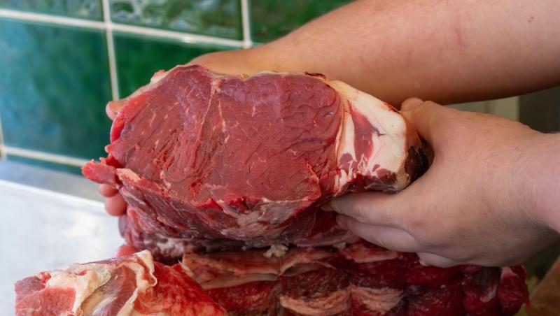 Omul a dezvăluit ce a pățit, după ce a consumat carne crudă timp de 100 de zile