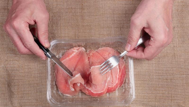 Un bărbat a mâncat carne crudă timp de 100 de zile și apoi a arătat ce a pățit, la finalul experimentului
