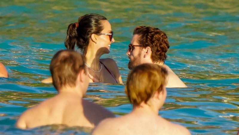 Cuplul celebru care a oferit un spectacol „interzis” pe plajă | FOTO. Cei doi foști au reaprins flacăra după 13 ani