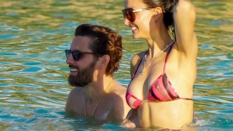 Cuplul celebru care a oferit un spectacol „interzis” pe plajă | FOTO. Cei doi foști au reaprins flacăra după 13 ani