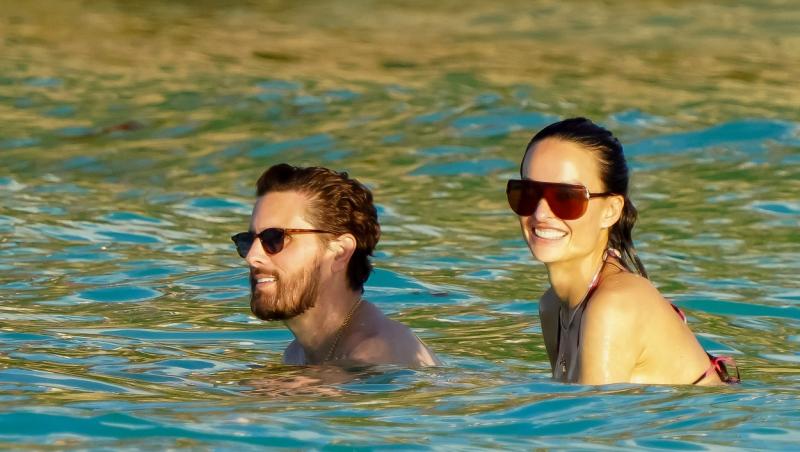 Cuplul celebru care a oferit un spectacol „interzis” pe plajă | FOTO. Cei doi foști au reaprins flacăra după 13 ani