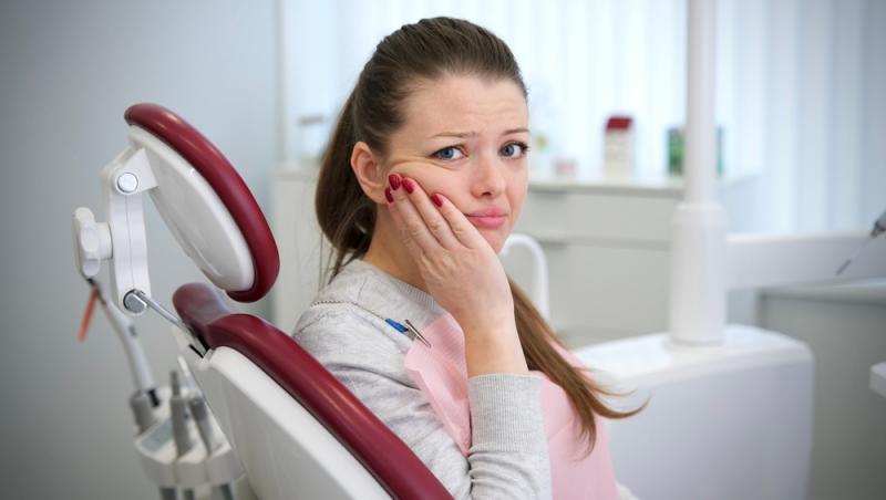 Femeia care s-a îmbogățit după ce dentistul i-a distrus dantura. Suma uriașă cu care a fost despăgubită