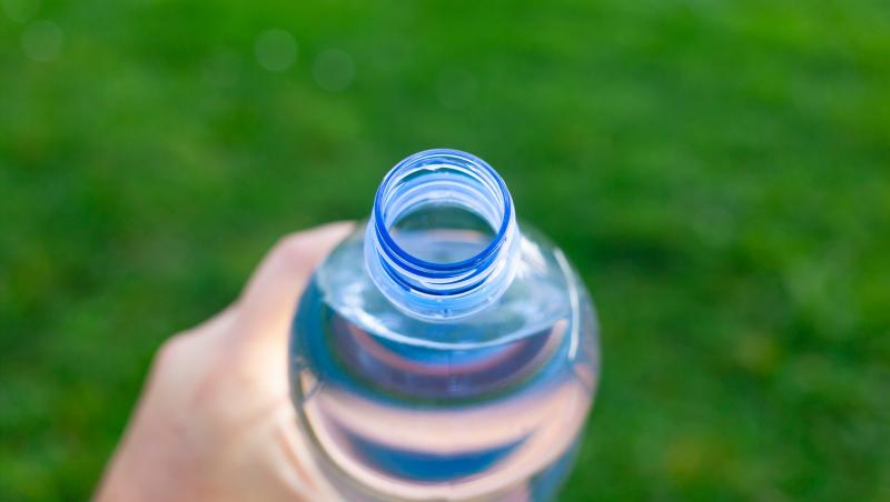 Ce ingerezi de fapt când bei o sticlă cu apă. Iată ce pătrunde în organismul tău printr-un gest simplu