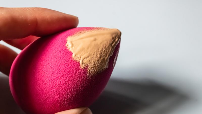 O tânără a arătat ce se află în interiorul unui beauty blender, burețelul folosit pentru întins uniform fondul de ten