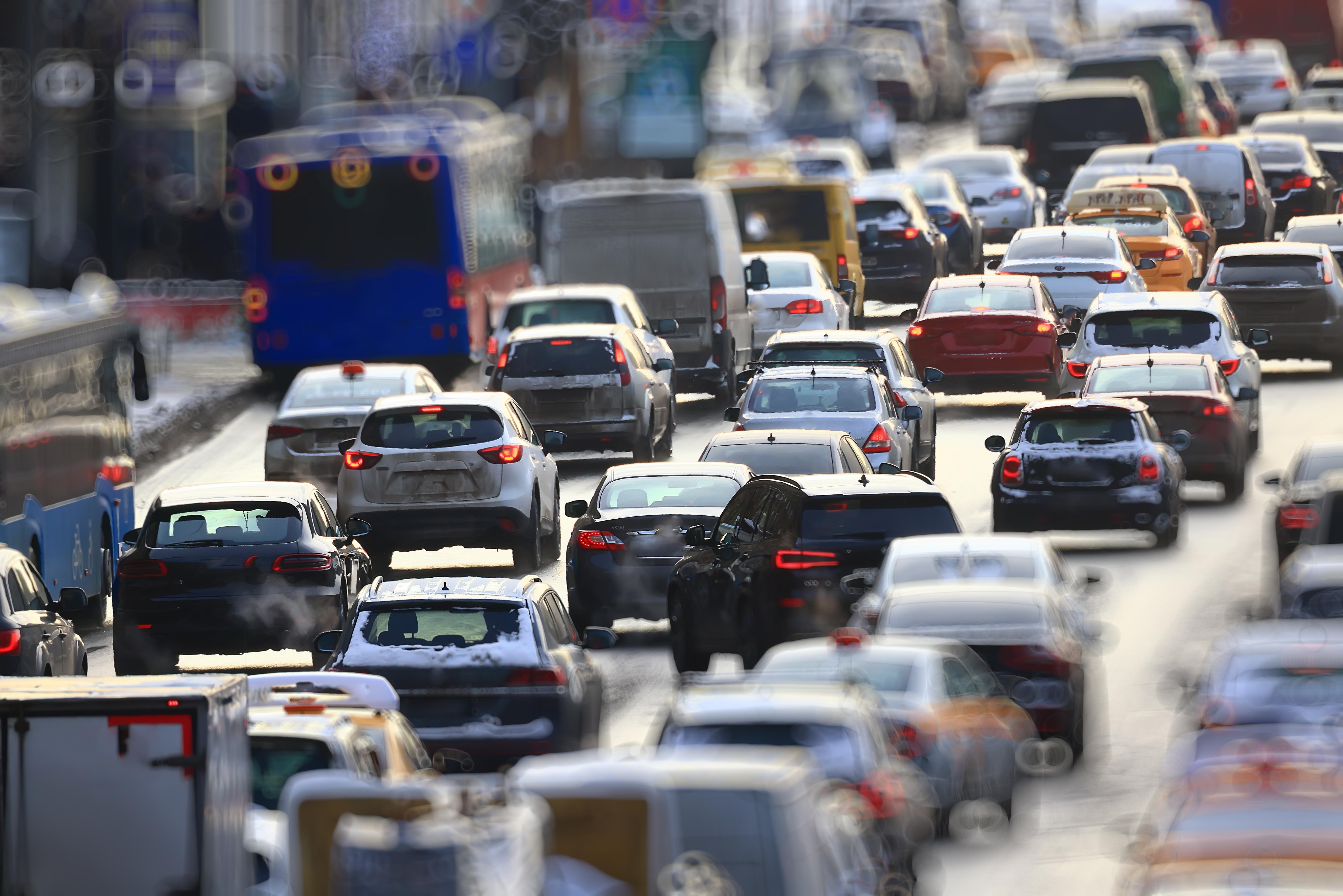 Câte ore pe an pierde în trafic un șofer din București. Între cele mai aglomerate orașe din lume se află și Capitala