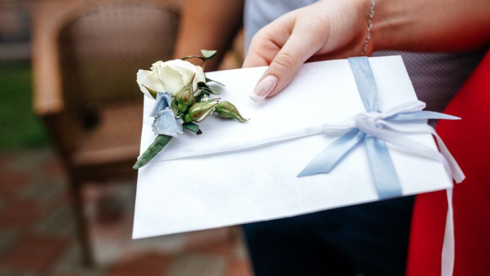 Imagine cu un plic pentru darul de nuntă