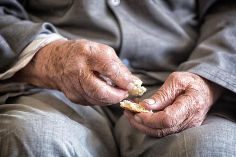 Reacția dureroasă a lui nea Vasile, un bătrân de 80 de ani din Bacău, găsit flămând și înghețat, atunci când primește gogoși calde