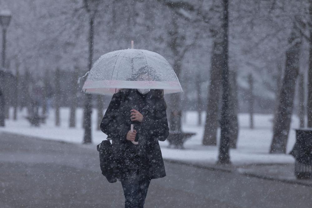 Meteorologii anunță ploi și ninsori în următoarea perioadă. Ce zone sunt vizate de avertizarea ANM. Cum va fi vremea în București