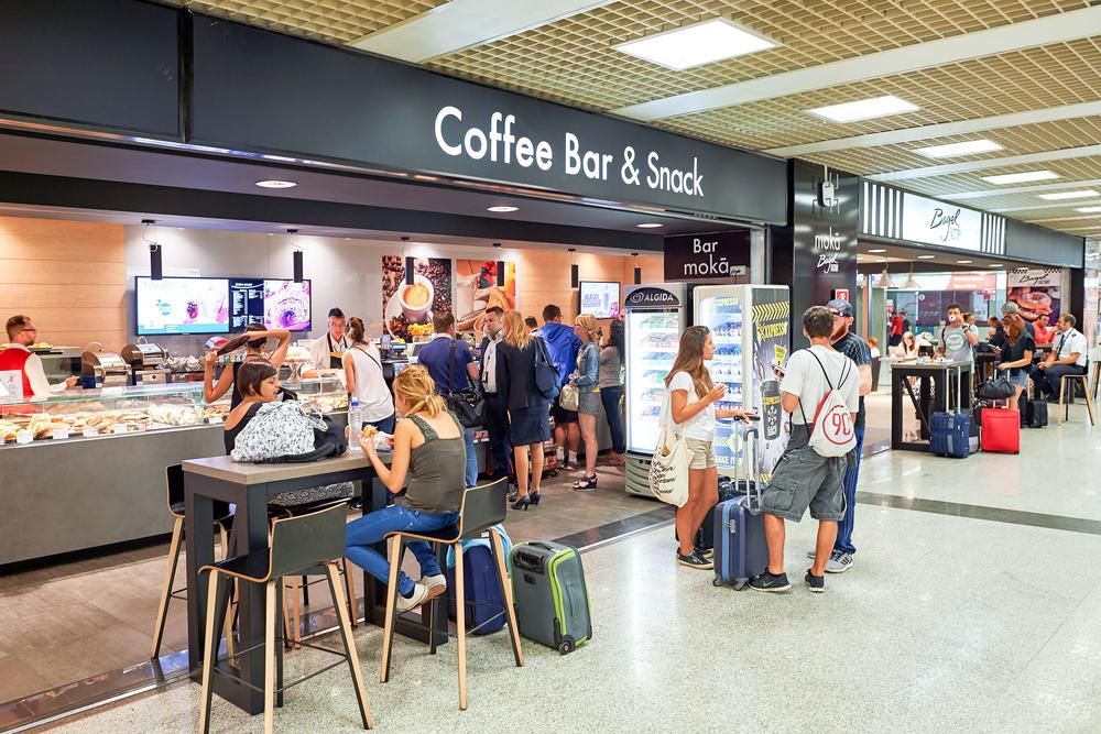 Cât au ajuns să coste un sendviș, o cafea și o apă pe Aeroportul Otopeni. Prețurile se compară cu biletele de avion