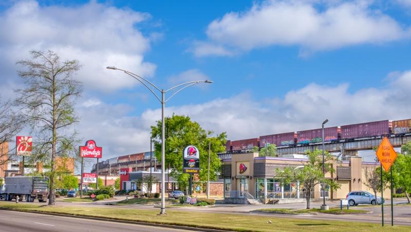 Un român trebuie să plătească daune fast-foodului McDonald's după ce inițial el ceruse daune morale. Cât trebuie să achite