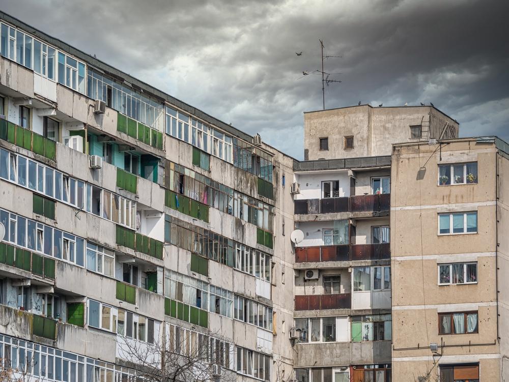 Ce a putut să facă un român în balcon. Cineva a pozat totul și imaginile au devenit virale