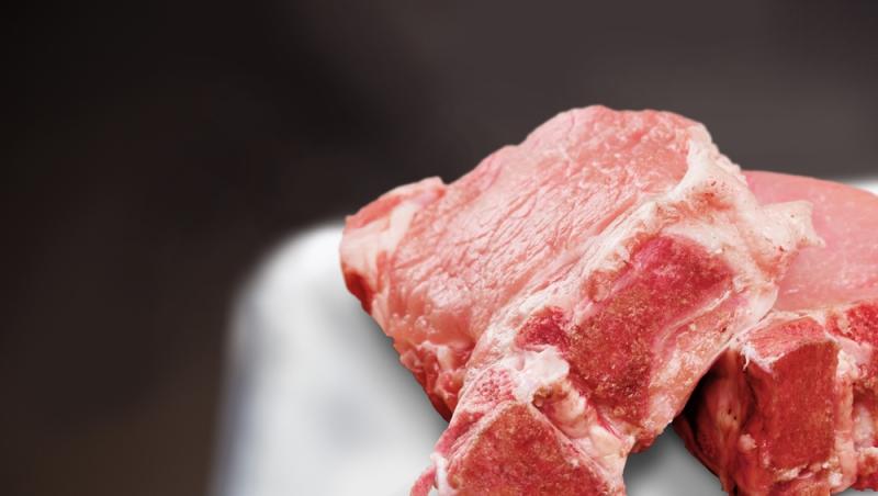 Un bărbat a cumpărat o bucată  de carne și a tăiat-o, dar a încremenit de uimire când a văzut ce era în interior. Ce a descoperit