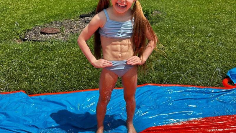 O fetiță de 7 ani uimește oameni din întreaga lume cu abdomenul său plin de mușchi. Cum arată atunci când își dă jos tricoul