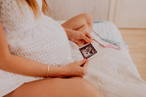 Cum arată femeia cu două utere care a adus pe lume doi copii, în două zile diferite. Povestea ei de viață este incredibilă