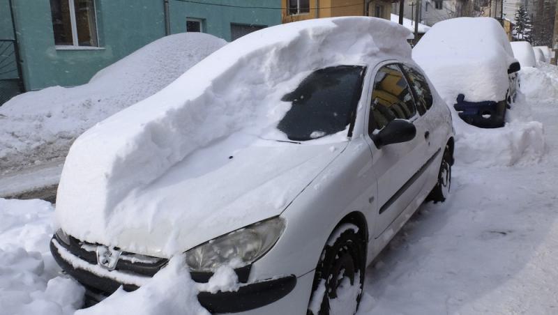 Amenzi usturătoare pentru cei care circulă cu mașina acoperită de zăpadă. Puțini știu la ce pericole se supun circulând astfel