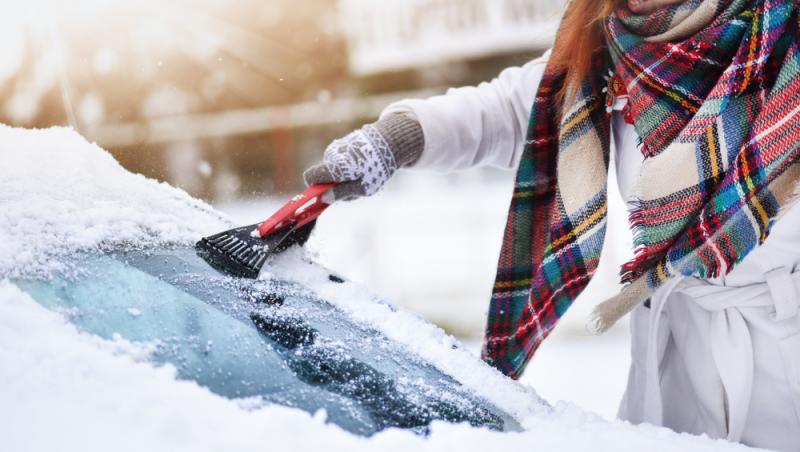 E bine sau nu să dezgheți parbrizul mașinii cu motorul pornit? Pericolul din spatele gestului aparent banal