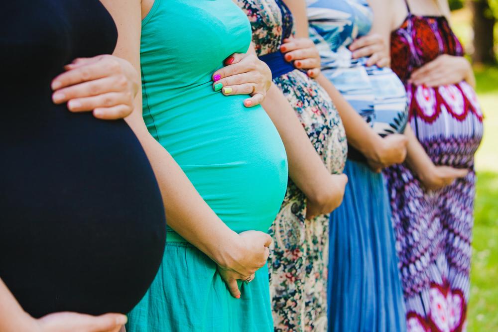profil de femei gravide îmbrăcate în rochii