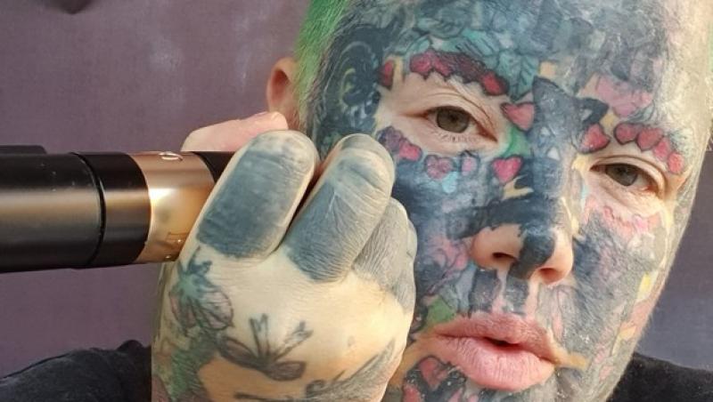 O femeie care are 800 de tatuaje pe corp le-a acoperit cu machiaj și mulți au avut o surpriză când au văzut cum arată aceasta