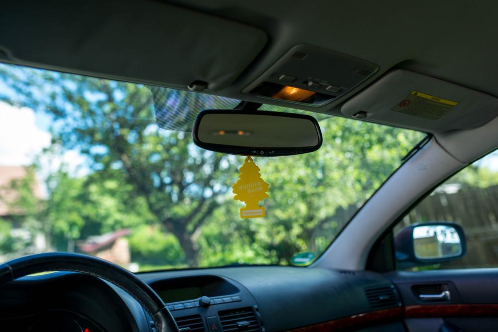 Ce riscă șoferii care agață obiecte de oglinda retrovizoare. Amenda este usturătoare chiar și pentru un brăduț parfumat