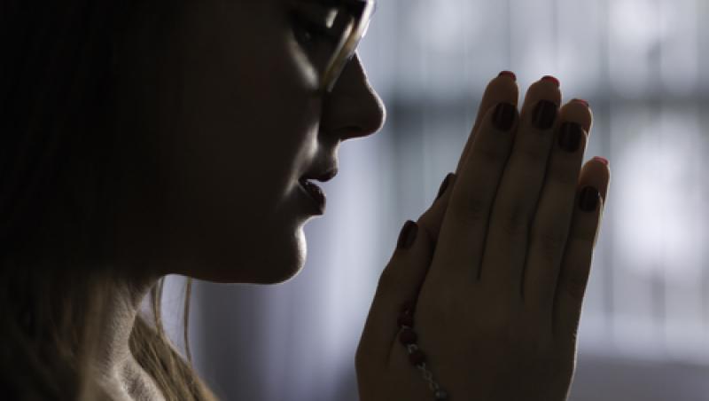 Rugăciunea săptămânală care te poate te ține departe de cele rele. Când se rostește și cui îi este închinată