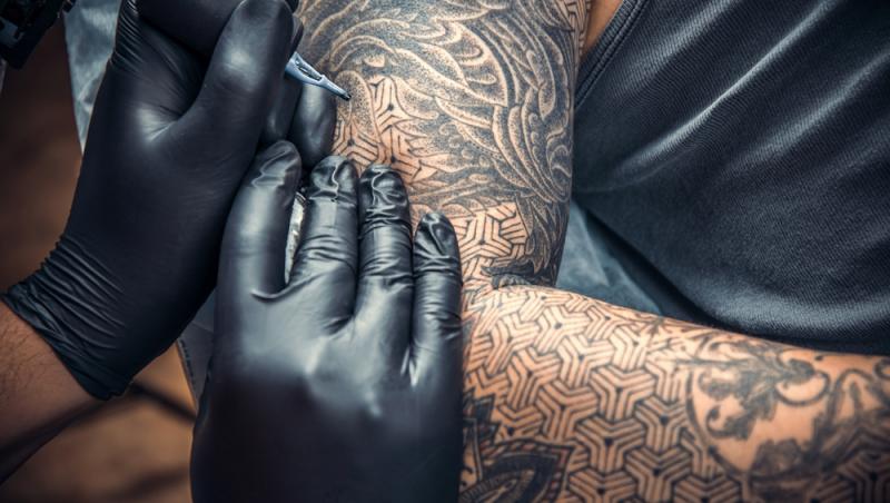 Ea e bunica de 57 de ani care a dat 35.000 de euro ca să își facă tatuaje pe tot corpul. Cum arăta înainte de transformare