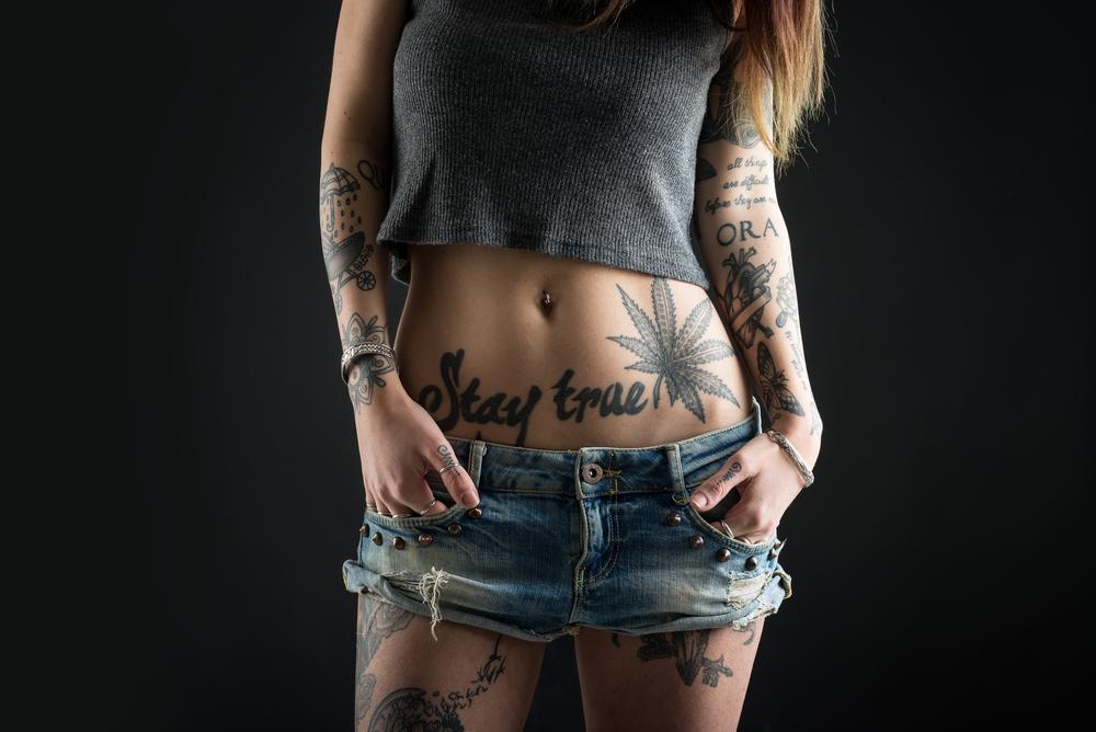 imagine cu trupul unei femei cu tatuaje