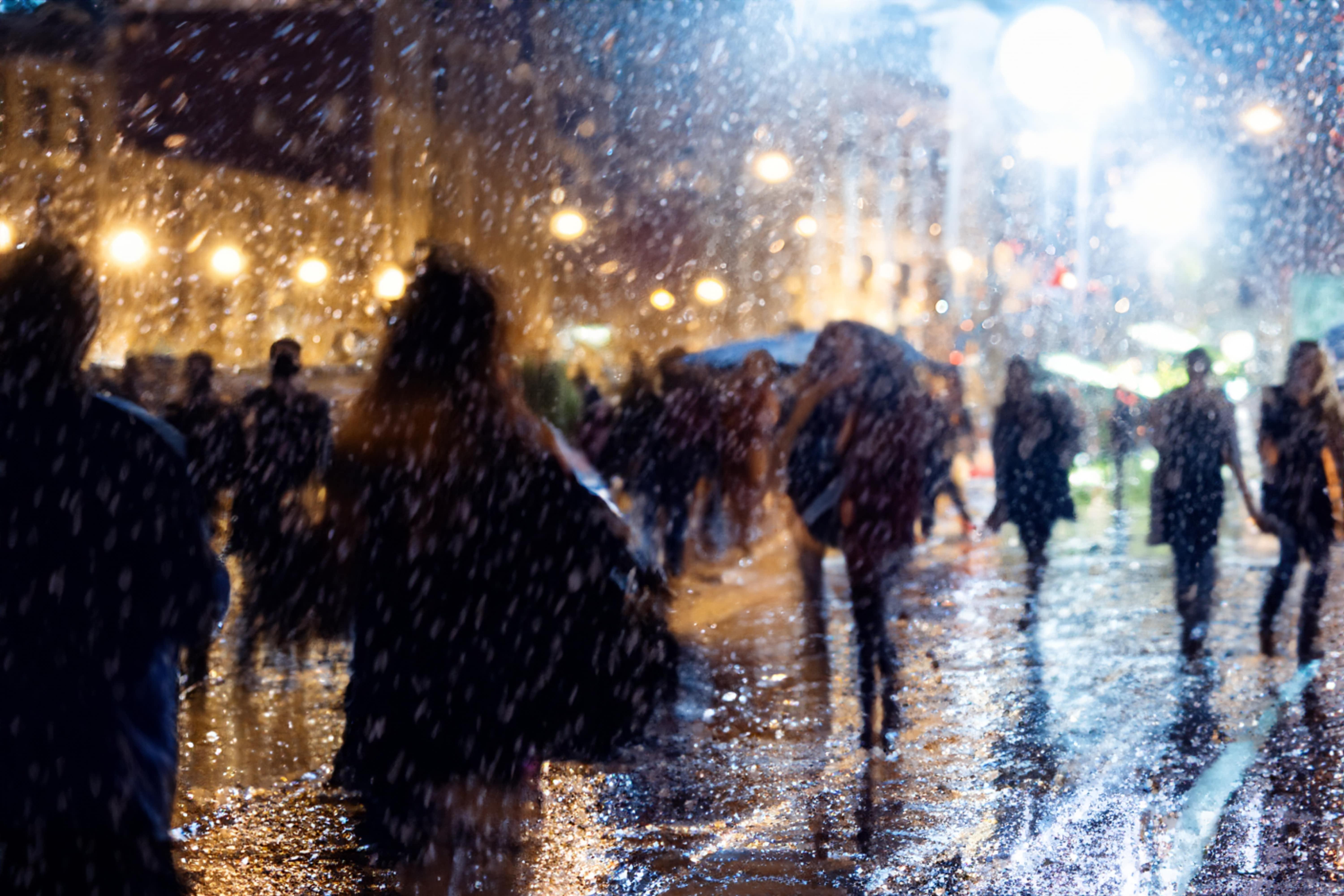 imagine cu oameni pe strada intr-o zi ploioasa