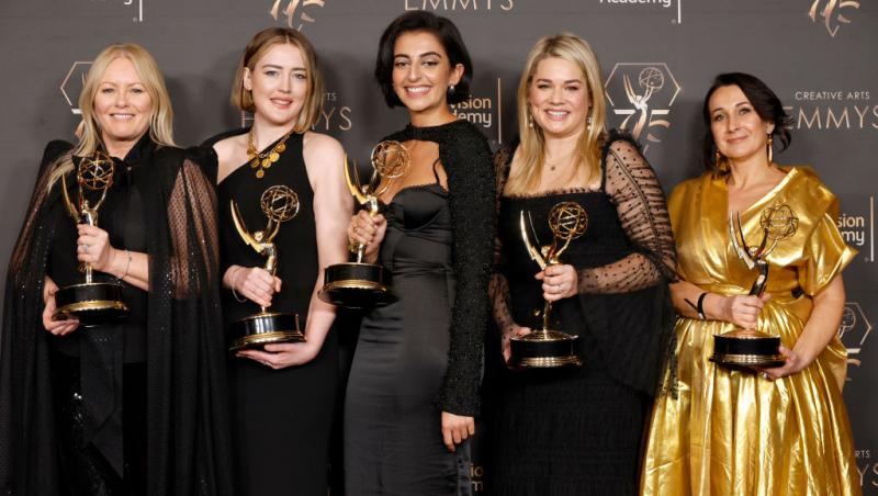 bianca boeroiu împreună cu echipa de make-up a filmului Wednesday pe covorul roșu cu premiile Emmy