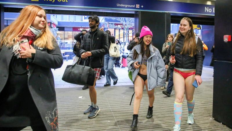 De ce au aparut mii de oameni fără pantaloni la metrou. Imaginile sunt virale, iar explicația una simplă