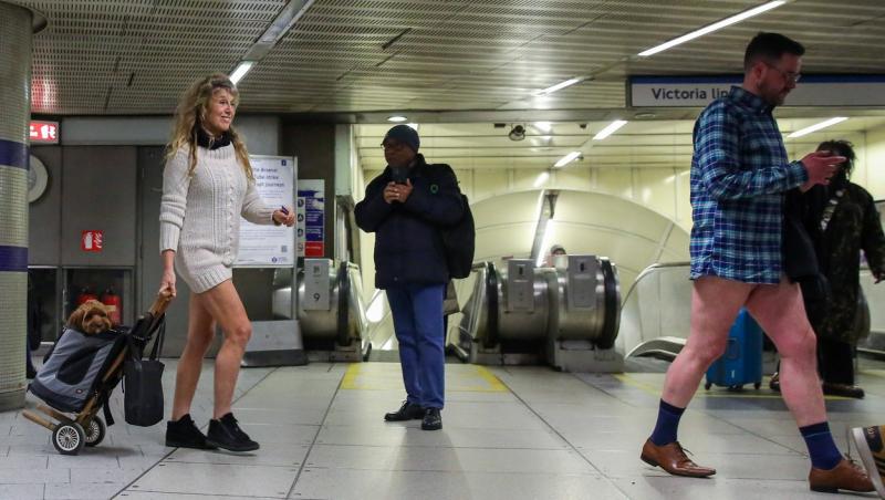 De ce au aparut mii de oameni fără pantaloni la metrou. Imaginile sunt virale, iar explicația una simplă