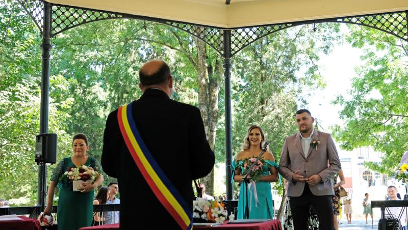 Românii trebuie să urmeze anumiți pași pentru a primi aprobarea căsătoriei civile în aer liber