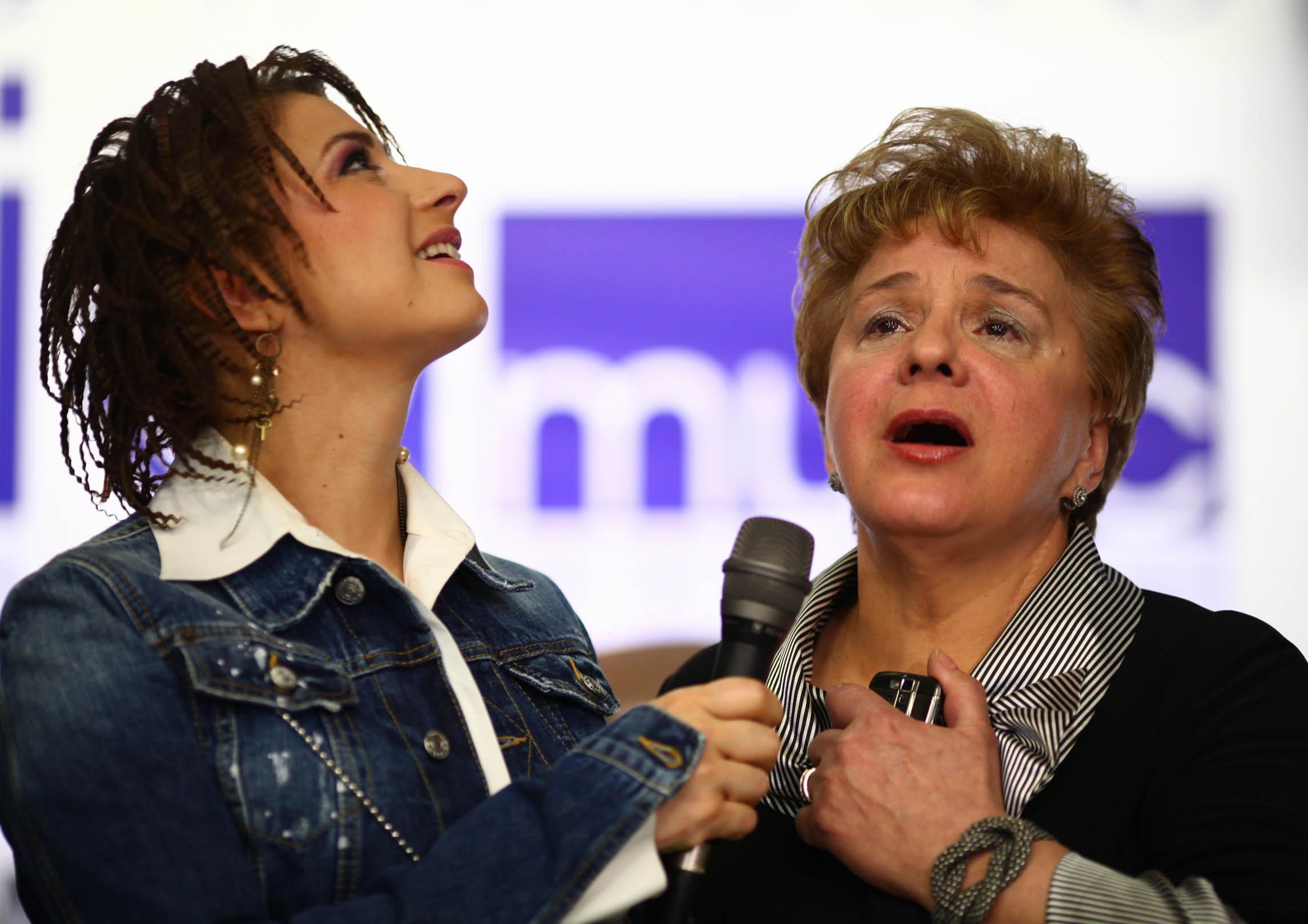 Anamaria Prodan și Ionela Prodan cântând la microfon