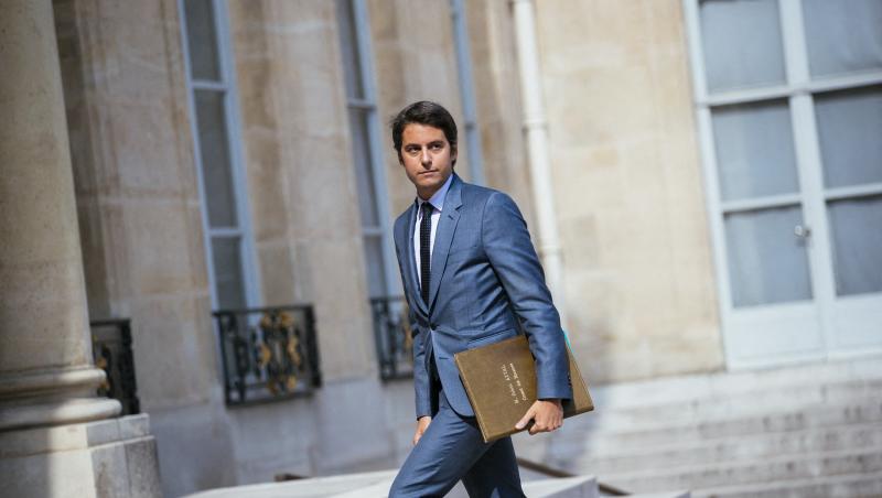 Cine e Gabriel Attal, noul prim-ministru al Franței. Are doar 34 de ani și trăiește în parteneriat civil cu un alt bărbat