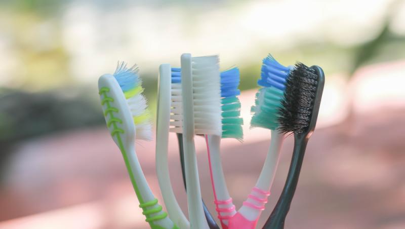 La cât timp trebuie schimbată periuța de dinți de fapt. Riscurile utilizării peste durata recomandată