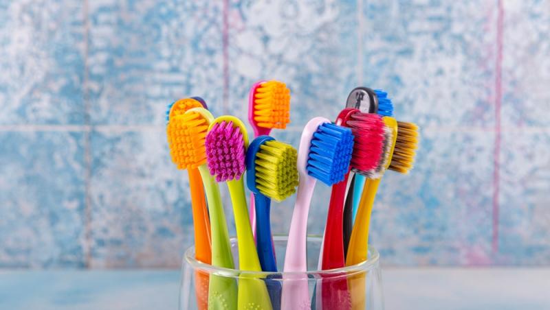 La cât timp trebuie schimbată periuța de dinți de fapt. Riscurile utilizării peste durata recomandată