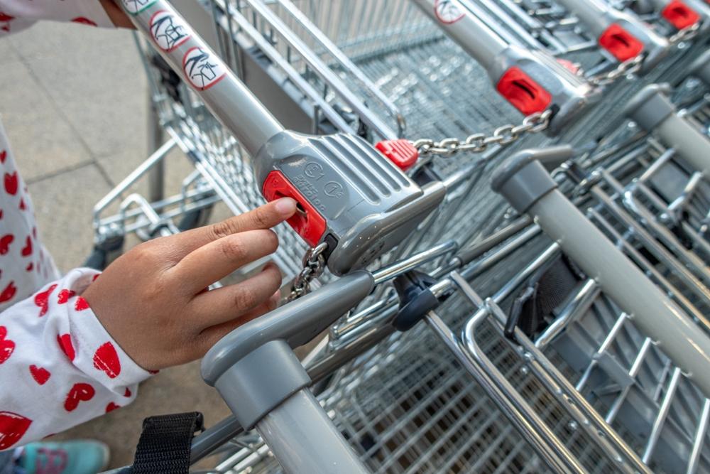 De ce supermarketurile te obligă să introduci o monedă în căruțul de cumpărături pentru a îl putea folosi. Care e motivul real