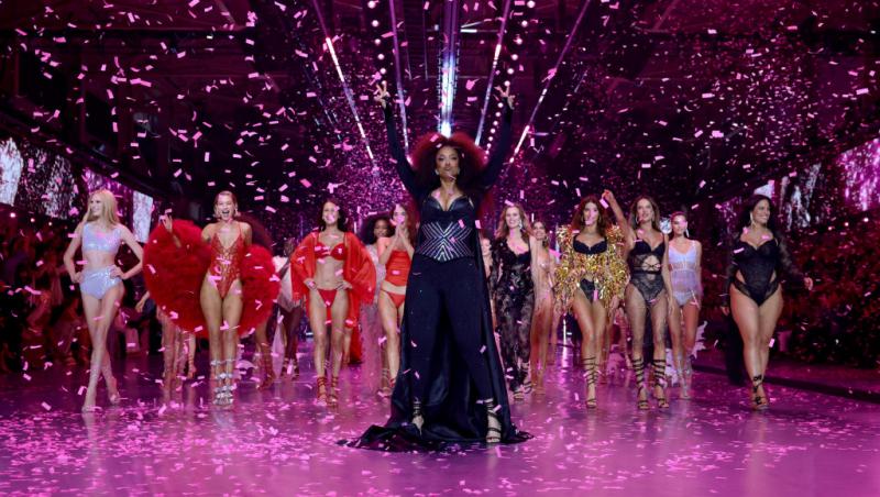 Andreea Diaconu a defilat în lenjerie intimă la Victoria’s Secret Fashion Show 2024. Românca a strălucit pe marele podium