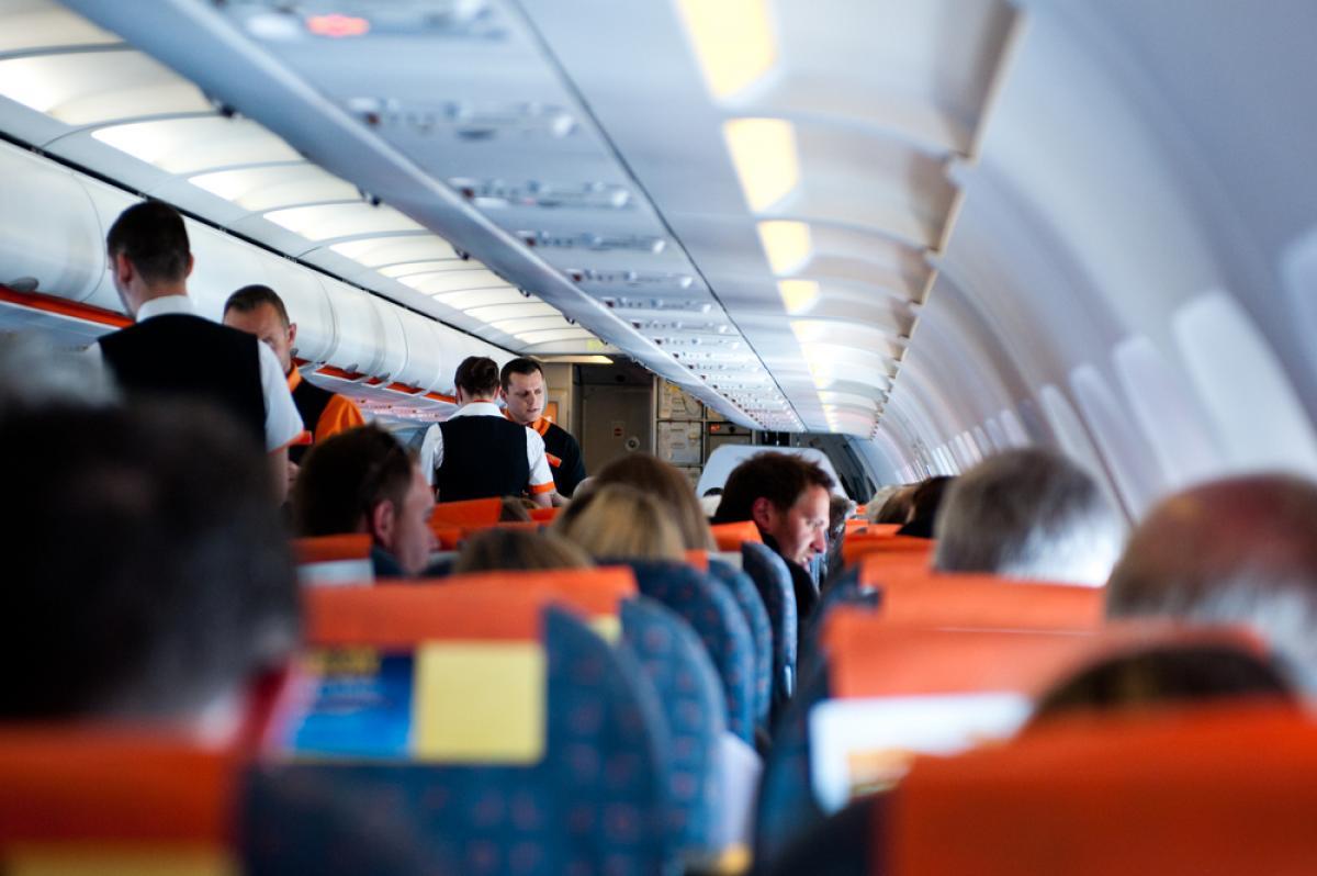 imagine cu pasageri in avion si membri ai echipajului