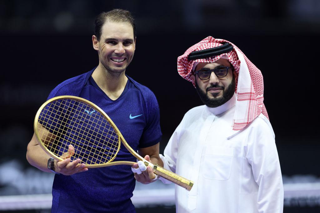 rafael nadal care ține o rachetă din aur și șeicul arabiei saudite la six kings slam 2024 de la riad