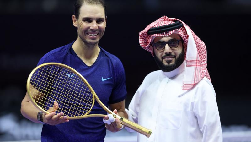 rafael nadal care ține o rachetă din aur și șeicul arabiei saudite la six kings slam 2024 de la riad