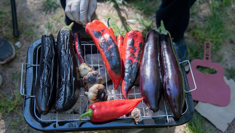 Rețetă delicioasă de zacuscă de vinete. Bucură-te mai mult timp de gustul legumelor de toamnă