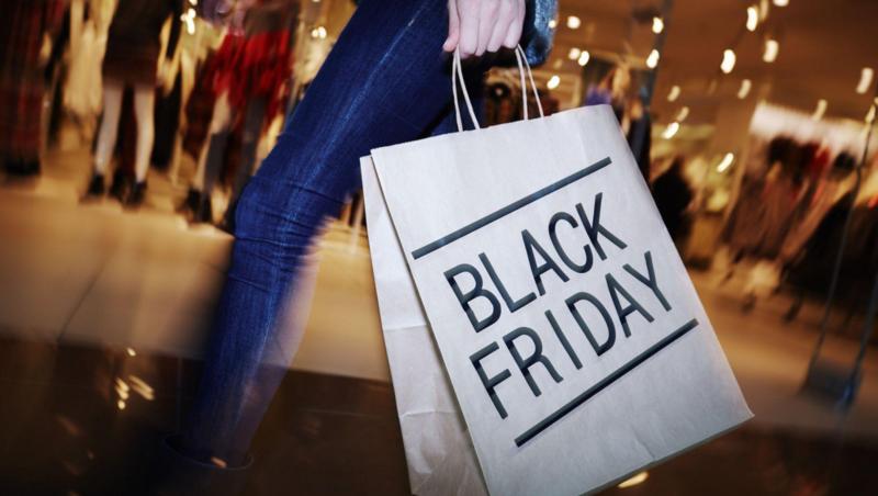 punga alba pe care scrie black friday