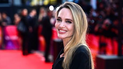 Angelina Jolie, de nerecunoscut la proiecția noului ei film, „Maria”. Cum a apărut actrița pe covorul roșu