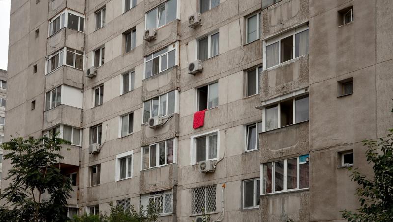 Cei care locuiesc la bloc și-și scutură covoarele pe balcon riscă amenzi surprinzătoare. Puțini știu asta