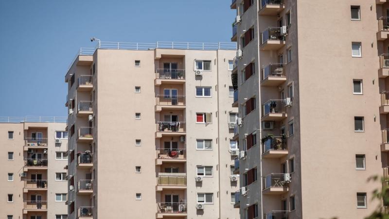 Cei care locuiesc la bloc și-și scutură covoarele pe balcon riscă amenzi surprinzătoare. Puțini știu asta