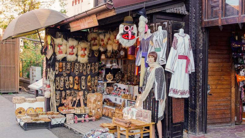 Ce sărbătoare românească se aseamănă Halloweenului occidental. Care sunt tradițiile și obiceiurile respectate atunci