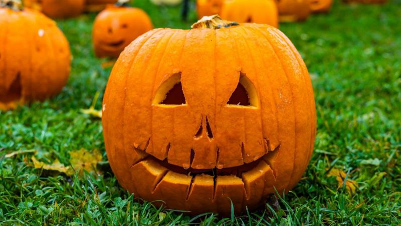 Ce sărbătoare românească se aseamănă Halloweenului occidental. Care sunt tradițiile și obiceiurile respectate atunci