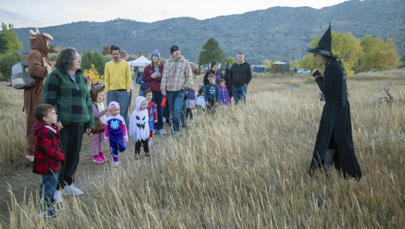 Ce sărbătoare românească se aseamănă Halloweenului occidental. Care sunt tradițiile și obiceiurile respectate atunci