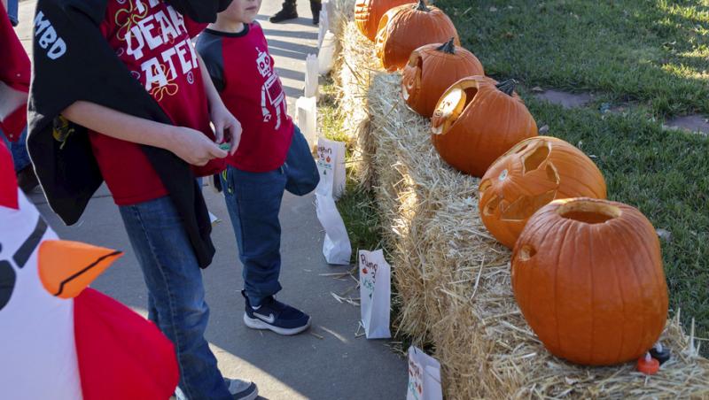 Ce sărbătoare românească se aseamănă Halloweenului occidental. Care sunt tradițiile și obiceiurile respectate atunci