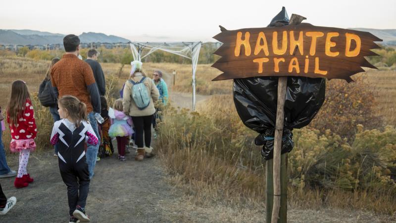 Ce sărbătoare românească se aseamănă Halloweenului occidental. Care sunt tradițiile și obiceiurile respectate atunci